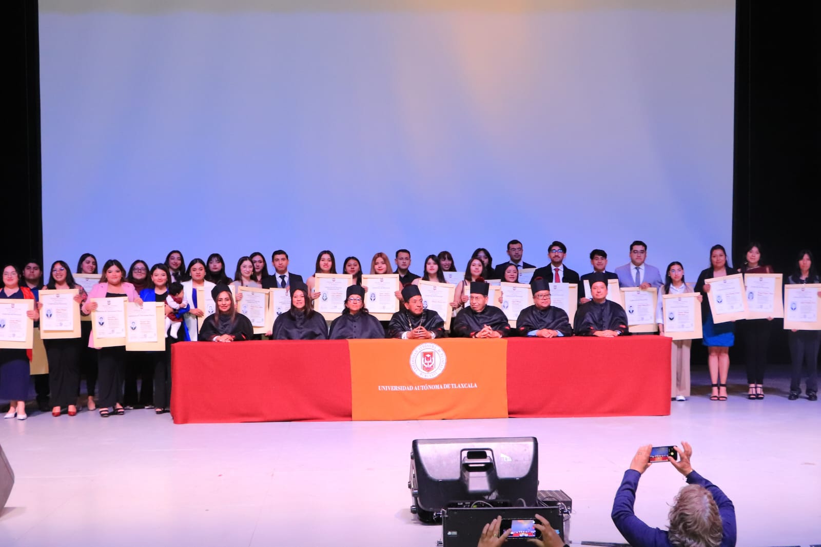 Entrega la UATx 319 títulos de licenciatura, especialidad, maestría y doctorado